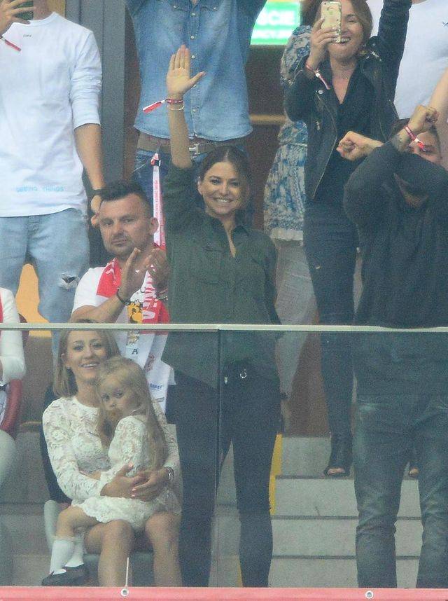 Anna Lewandowska i inni kibicują podczas meczu Polska-Rumunia