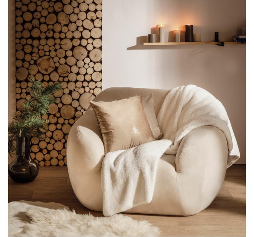 Obły fotel w aranżacji emanującej ciepłem i naturalnością