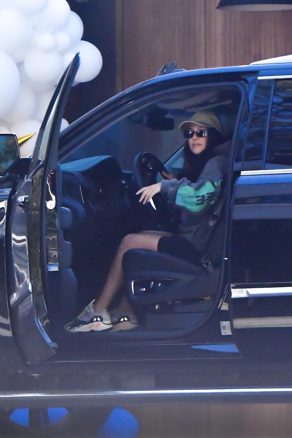 Kourtney Kardashian w samochodzie