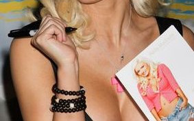 Holly Madison znów wykorzystała biust do promocji (FOTO)