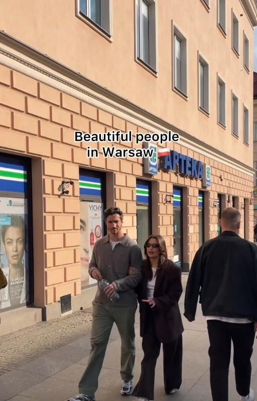 Julia Wieniawa przyłapana na spacerze z piłkarzem, fot. Facebook