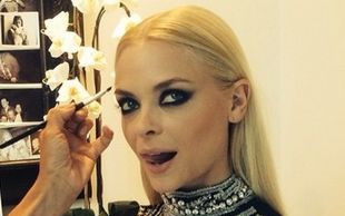 Dziecko przy piersi i pies za głową (FOTO)