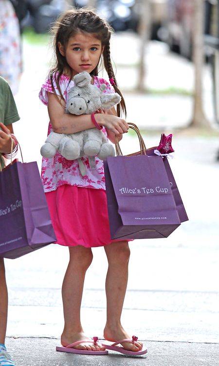 Katie Holmes z córeczką wraca z restauracji