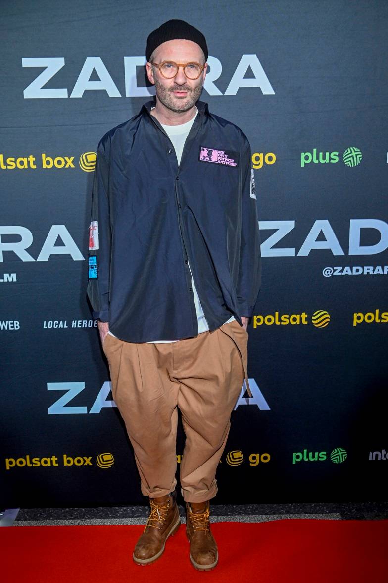 Premiera filmu “Zadra”. Miszczak i Cieślak pozują razem do zdjęć, a obok nich Wenedzikowska z nową fryzurą