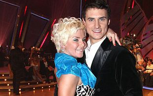 Damięcki wprowadza Szabatin do rodziny