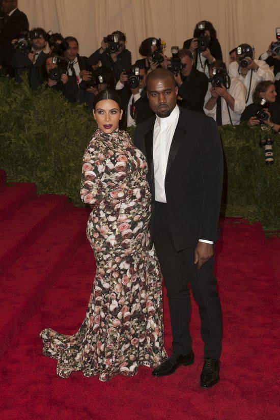 Stylizacje Kim Kardashian, które przejdą do historii z dopiskiem WTF