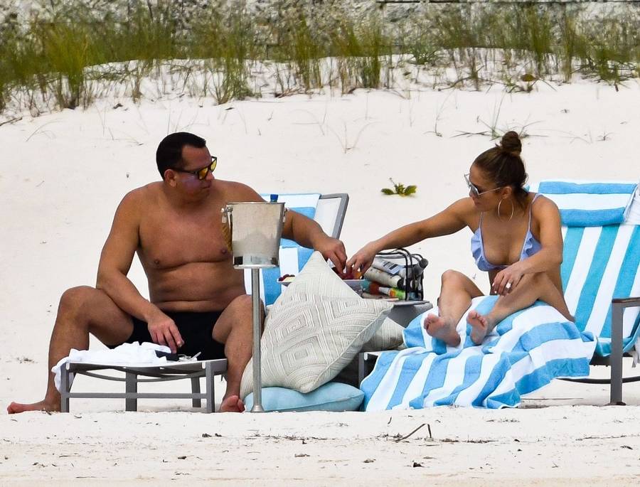 Jennifer Lopez w bikini z narzeczonym – uciekli przed plotkami o zdradzie?