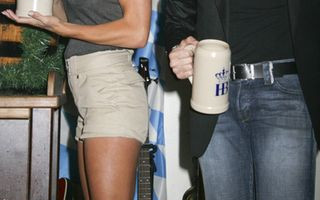 Pamela Anderson prawie jak Tomb Raider (FOTO)