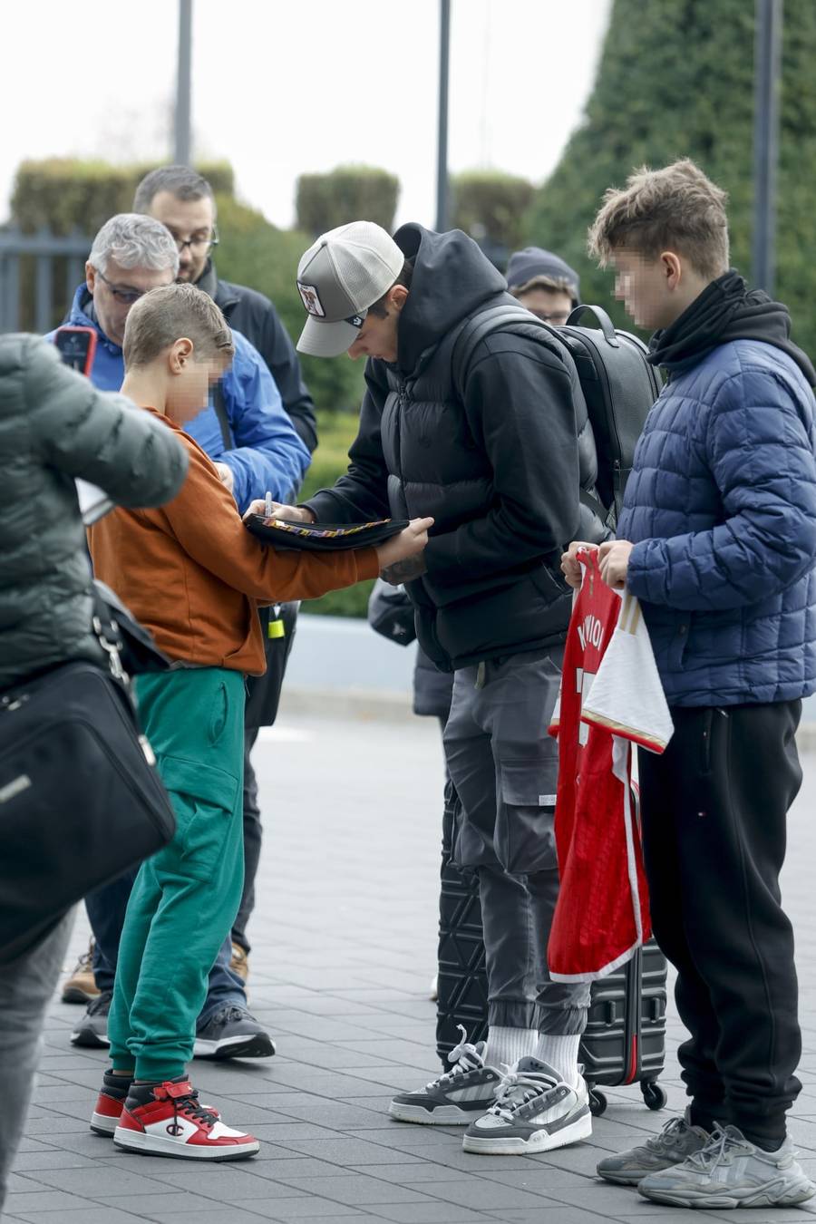 Reprezentacja Polski melduje się na zgrupowaniu kadry. Piłkarze rozdają młodym fanom autografy (FOTO)