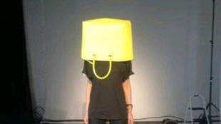 Z nerwów założyła sobie torbę na głowę (FOTO)