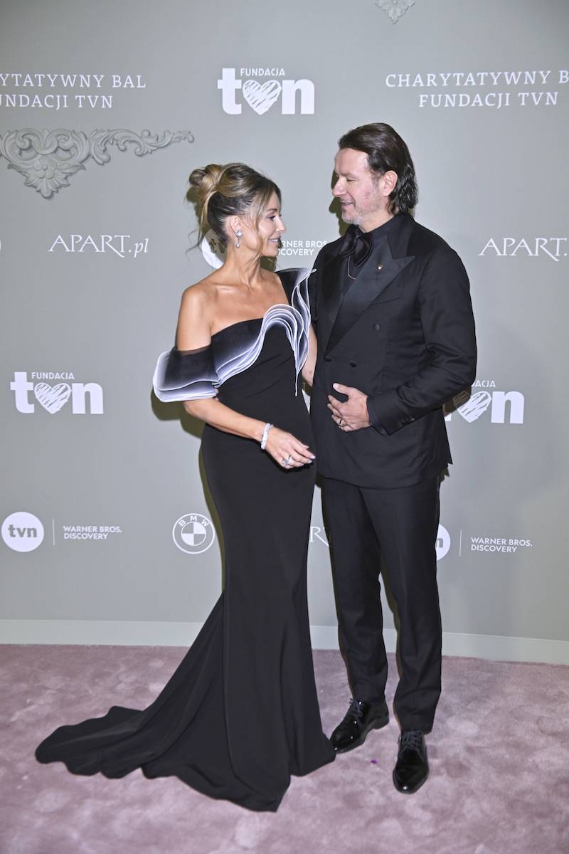 Charytatywny Bal Fundacji TVN. Justyna Gradek z nowym partnerem, Joanna Krupa, Żebrowscy…
