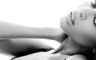 Zoe Saldana nową twarzą Calvina Kleina (FOTO)