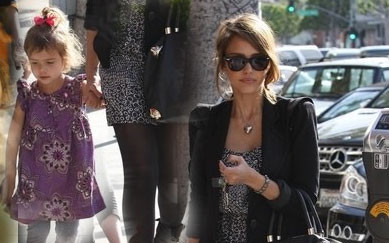 Jessica Alba nawet na zakupach wygląda modnie (FOTO)