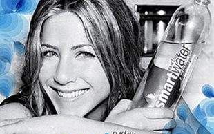 Jennifer Aniston pokazała swój płaski brzuszek (FOTO)