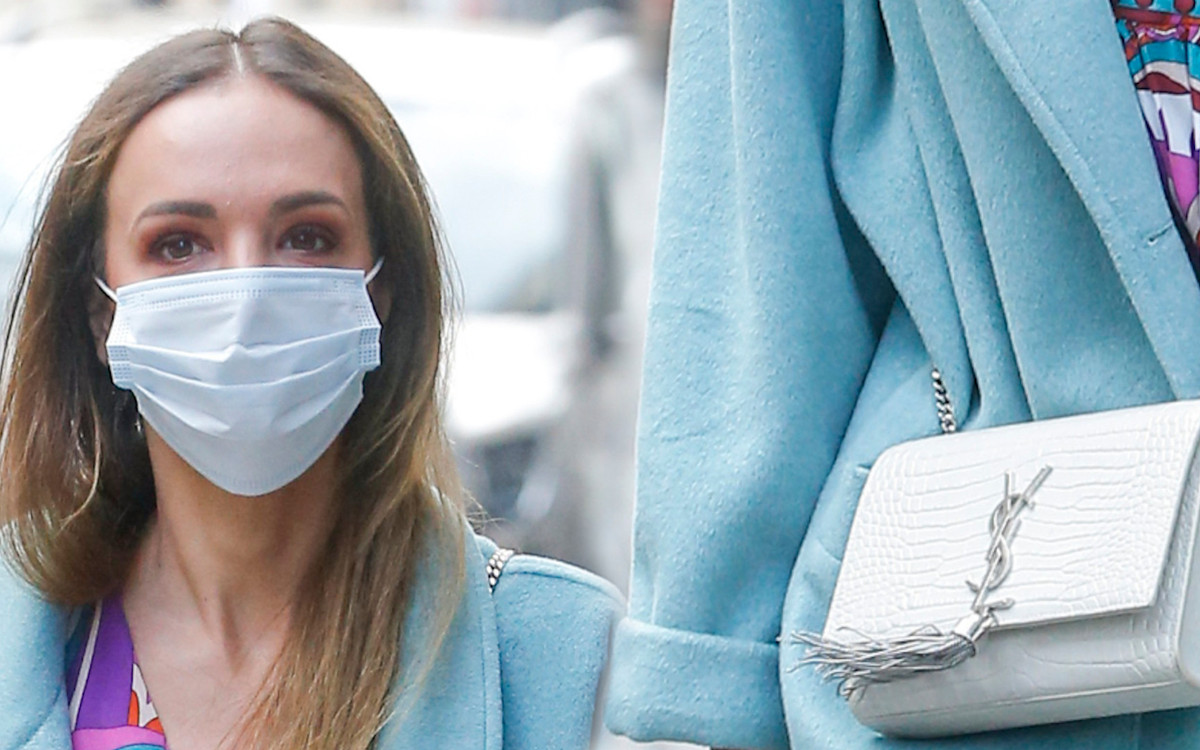 Anna Wendzikowska w drodze do pracy. Ten kolor płaszcza będzie królował wiosną i latem