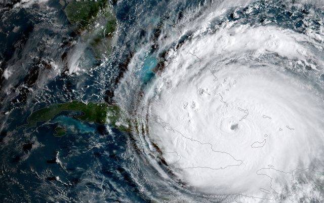 Huragan Irma spustoszył Karainy, Floryda szykuje się na atak