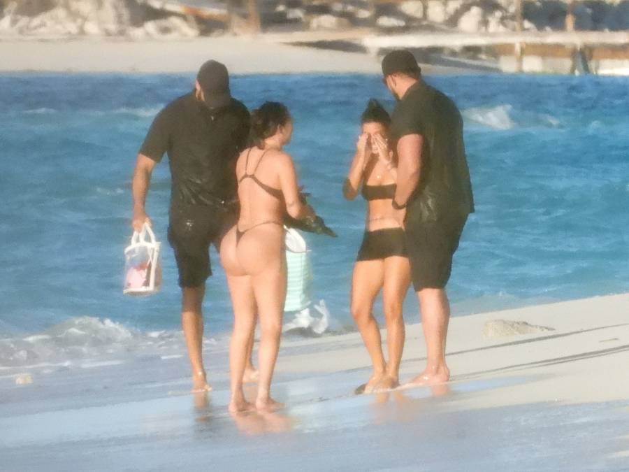 Kim i Kourtney na plaży