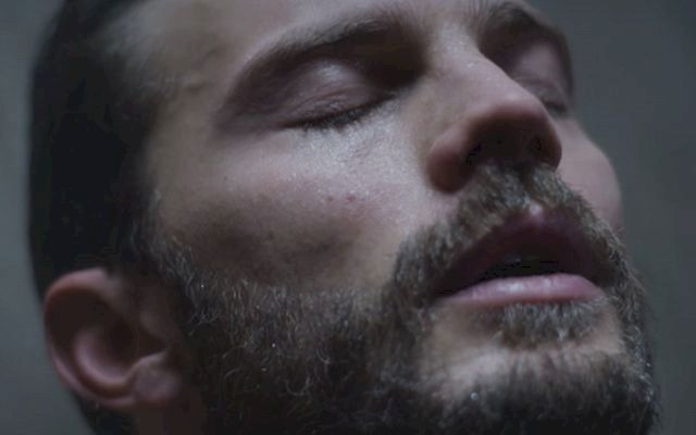 Nagi Jamie Dornan nie da spać Ci tej nocy! (VIDEO)