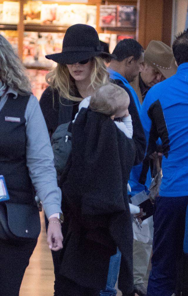 Blake Lively z córeczkami Jamese i Ines lotnisku (ZDJĘCIA)