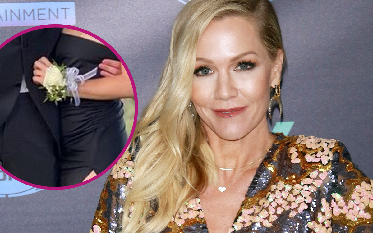 Gwiazda “Beverly Hills 90210” sama uszyła córce sukienkę na studniówkę. Efekt powalający, a Lola jest prześliczna