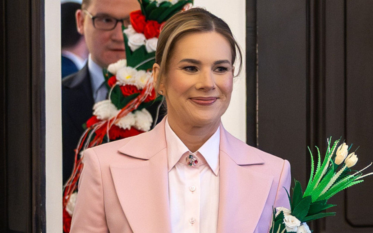 Marta Nawrocka niczym różowa pisanka w Niedzielę Palmową. Internauci zachwyceni szykowną stylizacją