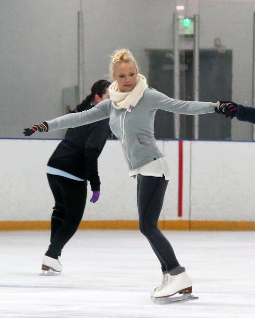 Pamela Anderson ćwiczy łyżwiarstwo figurowe