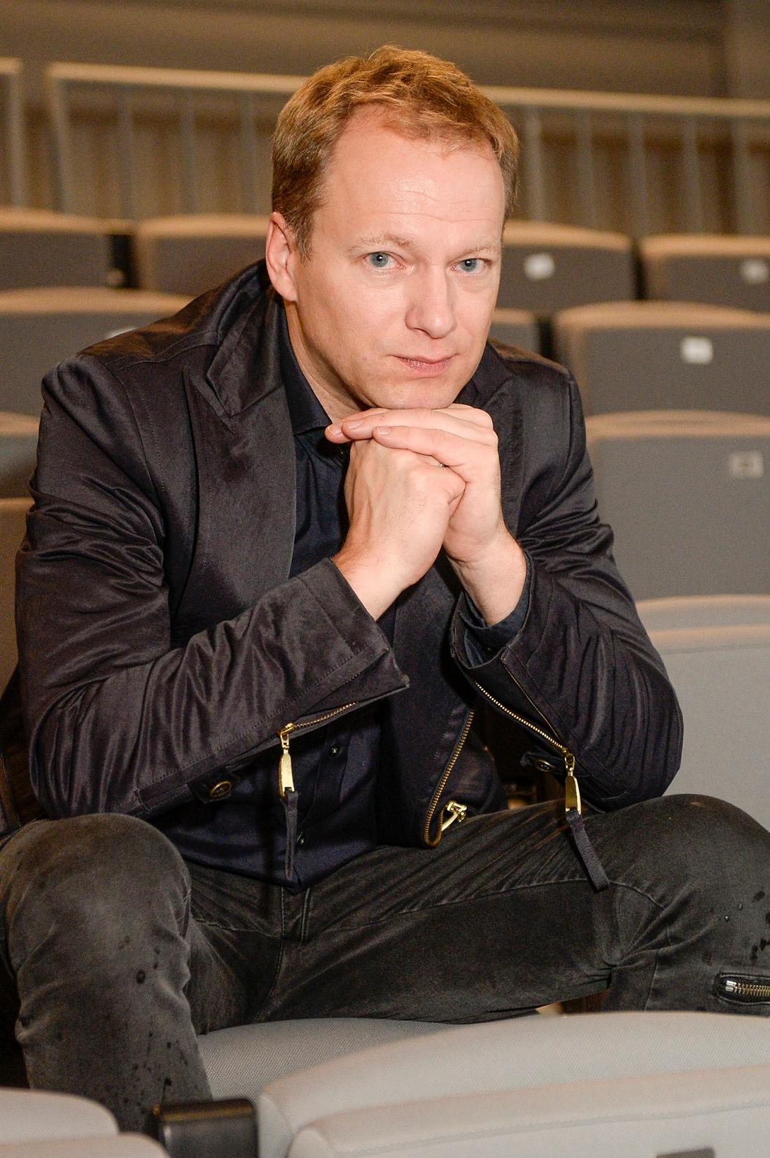 Maciej Stuhr na oficjalnym wystąpieniu. 