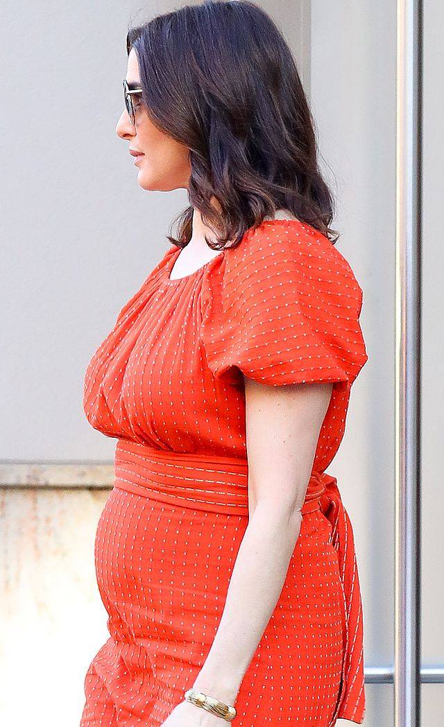 U tej 48-letniej gwiazdy widać już CIĄŻOWY brzuszek (ZDJĘCIA)