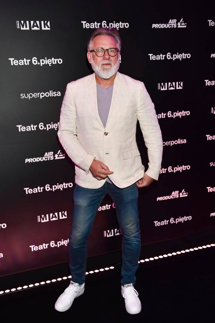 Premiera spektaklu “Handlarze Gumek”: Janusz Gajos z żoną, Zbigniew Suszyński z córką