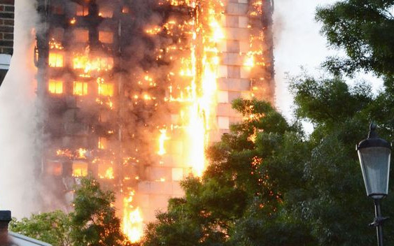 Pożar wieżowca w Londynie – słup ognia widać było z kilkunastu kilometrów