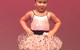 Taniec tej dziewczynki to ABSOLUTNY HIT SIECI!