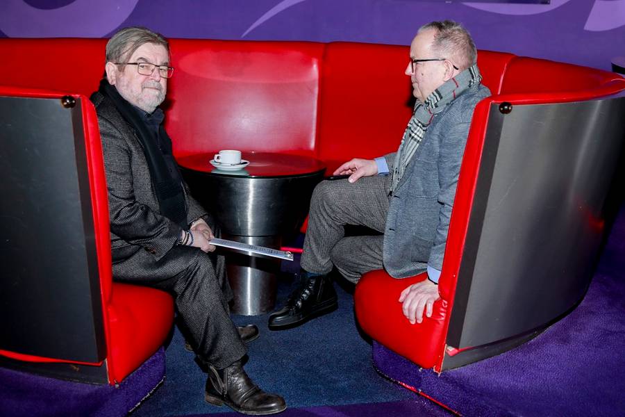 Spotkanie z aktorami serialu “Bracia”. Nikodem Rozbicki z piękną aktorką na ściance – nie jest to Julia Wieniawa