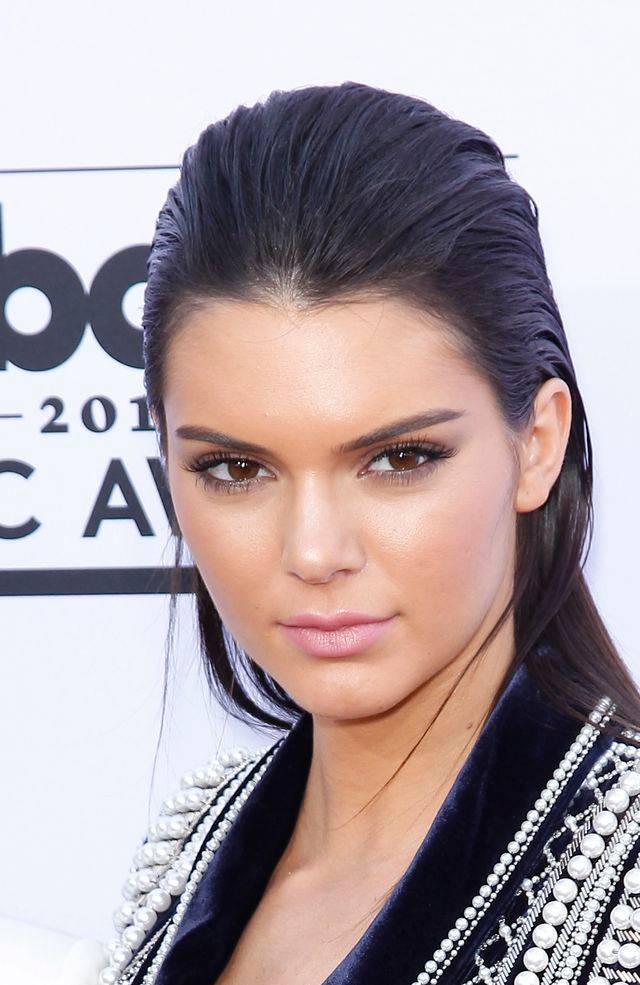 Mało podkładu i bronzer na powieki – poznaj rutynę makijażową Kendall!