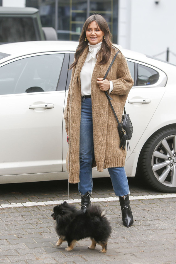 Brązowym kardiganie