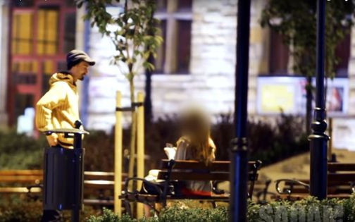 Szok! To video pokazuje, jak kobiety lecą na kasę (VIDEO)