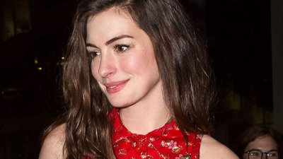 Gorzej nie mogła wybrać – Anne Hathaway pokazuje, jakich sukienek NIE NOSIĆ