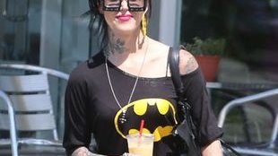 Pupa na wierzchu i dziwne okulary – przesadziła? (FOTO)