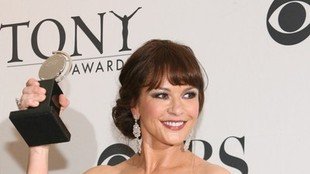 Catherine Zeta-Jones w grzywce (FOTO)