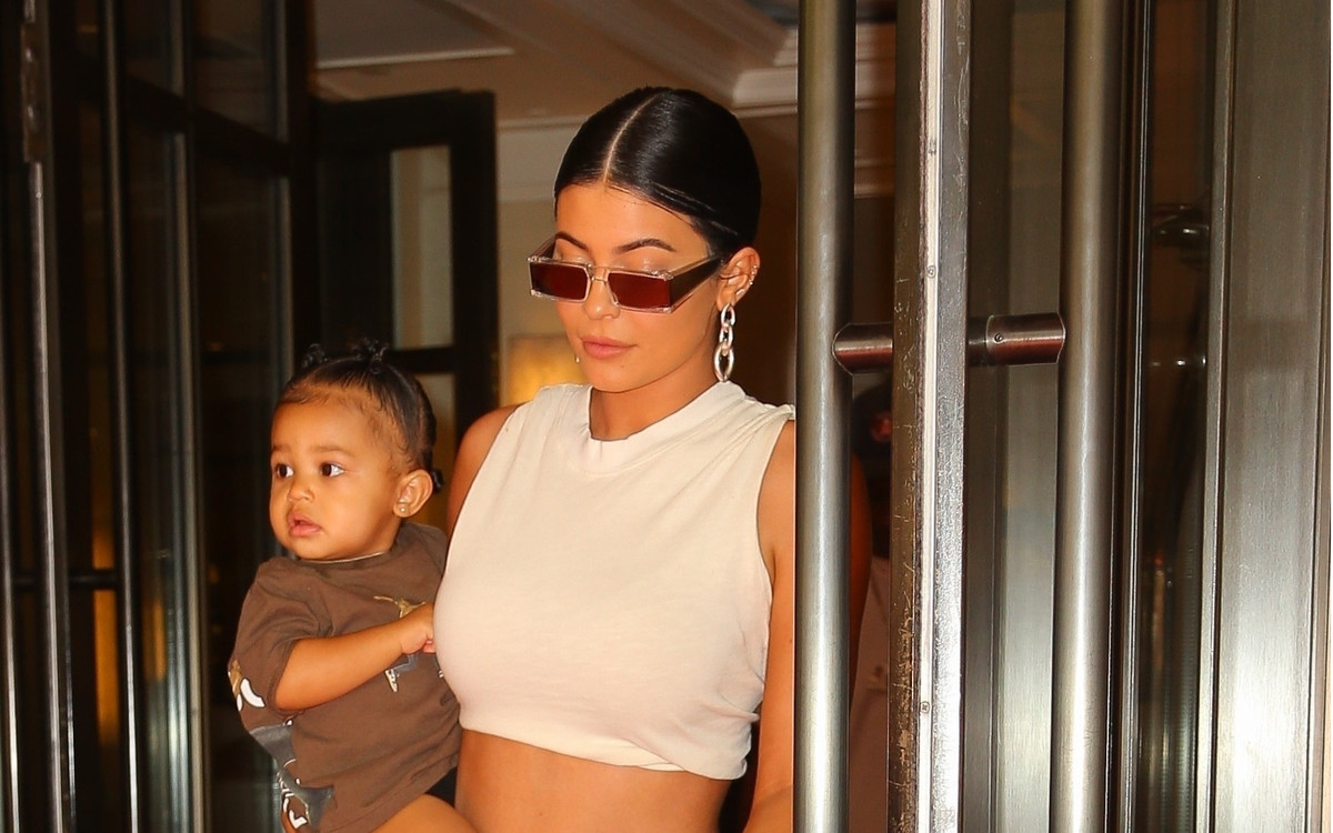 Kylie Jenner wychodzi z samolotu ze Stormi na rękach
