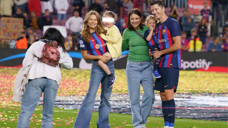 Klara i Laura Lewandowskie na murawie stadionu Camp Nou (ZDJĘCIA)