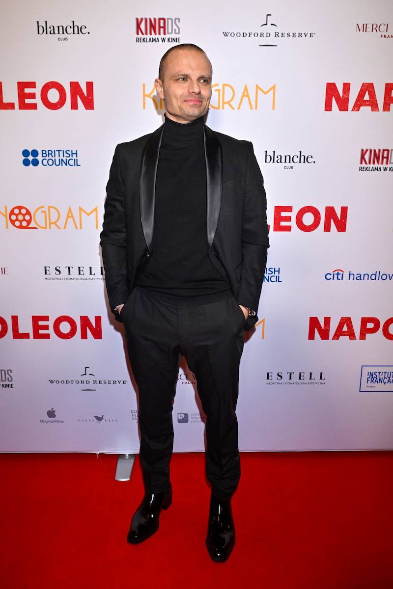 Marcin Hakiel znów na salonach z nową partnerką. Tym razem na premierze “Napoleona”
