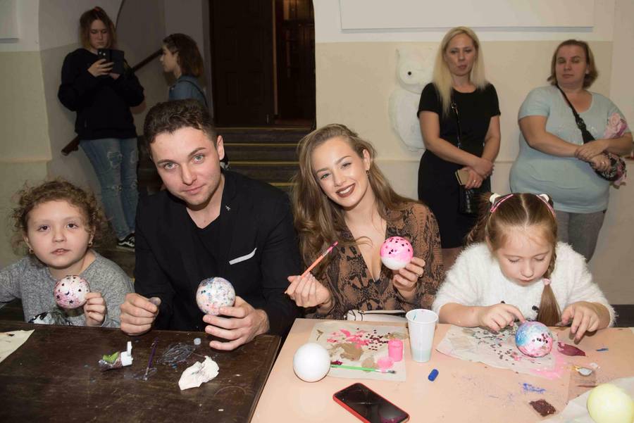 Gwiazdy odwiedziły dzieci w świetlicy na Pradze – malowanie bombek i kolędy