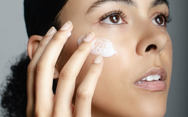 Booster do twarzy – czym właściwie jest i jak go stosować?