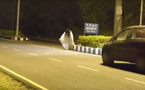 Wystraszony kierowca wjechał w prankstera (VIDEO)