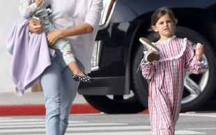 Wyciągnęła dzieci na ulicę w piżamie (FOTO)