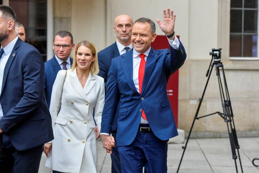 Karol Nawrocki odebrał uchwałę PKW! Była z nim żona – nie szczędzili sobie czułości