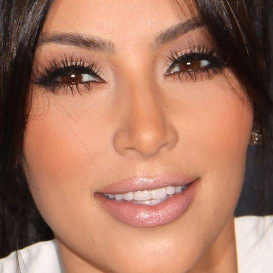 Twarz Kim Kardashian z BARDZO BLISKA