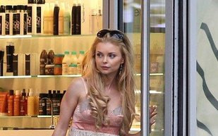 Iza Miko spaceruje z pieskiem po ulicach (FOTO)