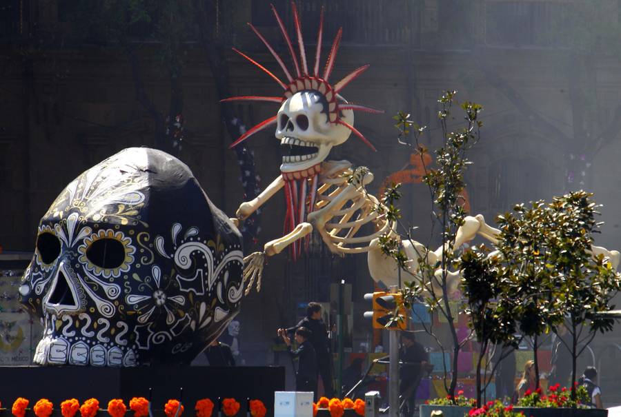 Ile kobiet miał James Bond? Wolał brunetki czy blondynki?