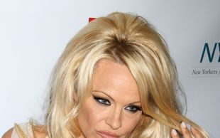 55-letnia Pamela Anderson bez makijażu na okładce magazynu, “Nie wierzę w wypełniacze”